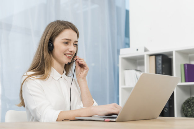 mujer-trabajando-call-center_23-2148094824